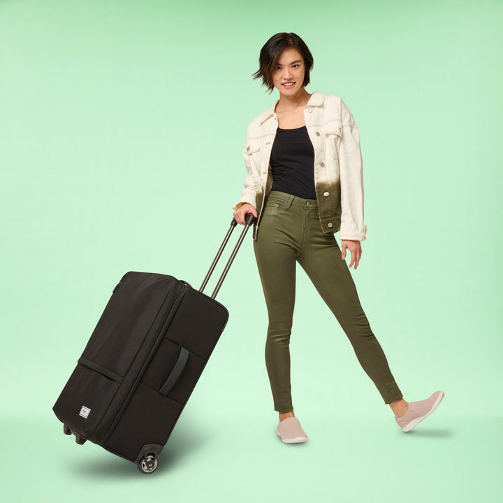 model using Solo Re:treat Check-In in black